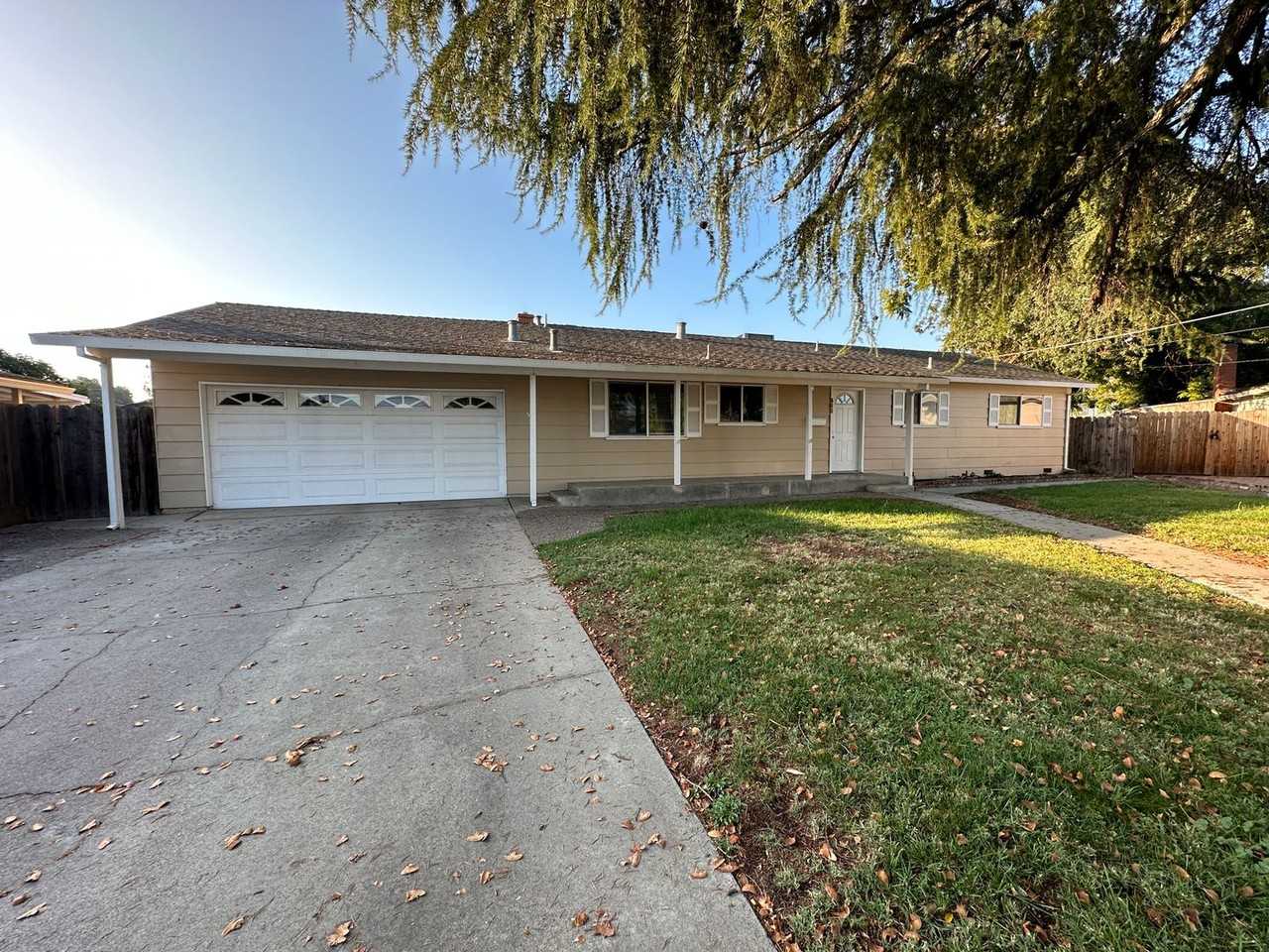 208 Bruce Ct - Photo 2 of 32
