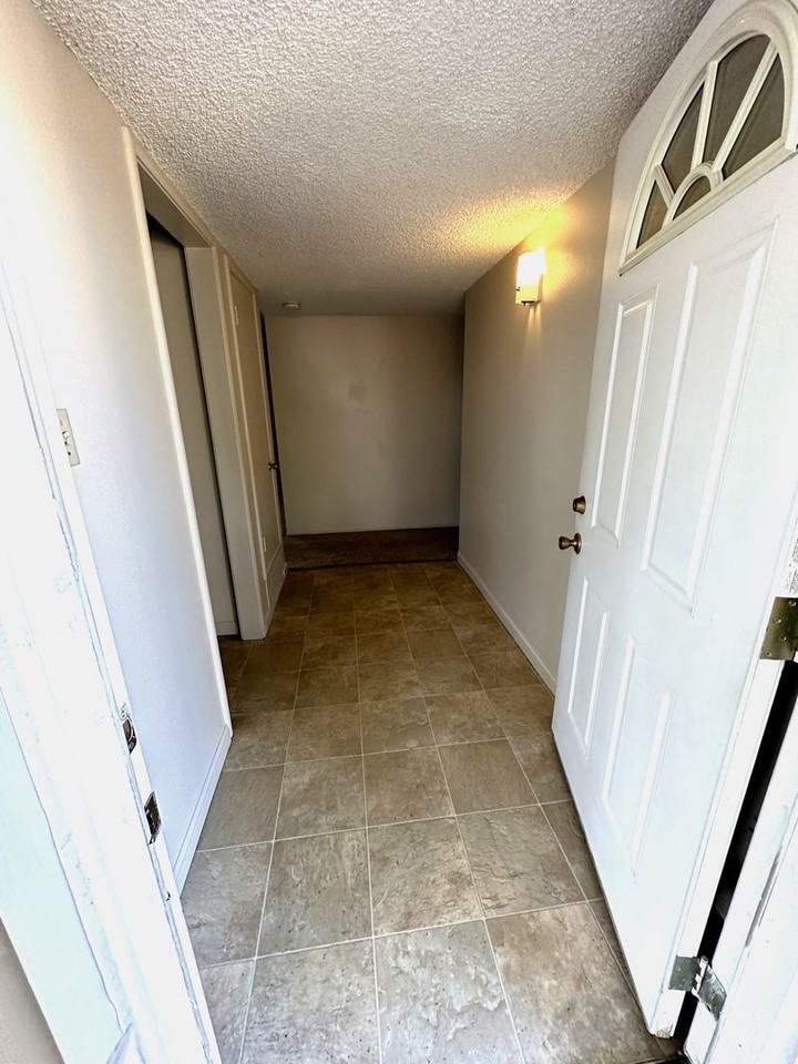 208 Bruce Ct - Photo 3 of 32