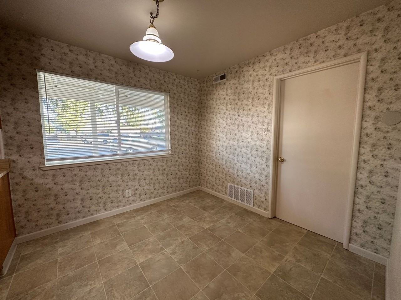 208 Bruce Ct - Photo 6 of 32