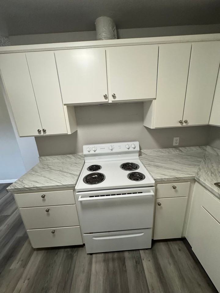 415 N Thesta St - Photo 2 of 12