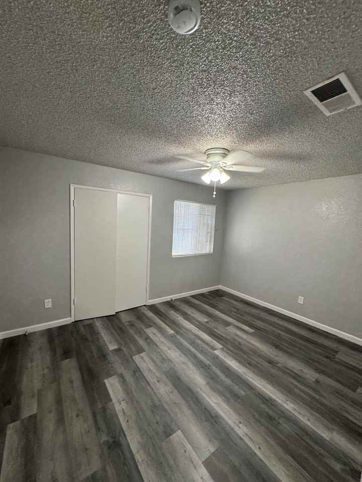 415 N Thesta St - Photo 3 of 12