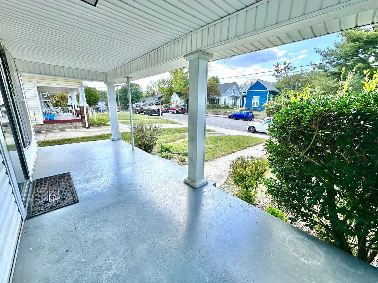 819 Stockell St - Photo 4 of 25