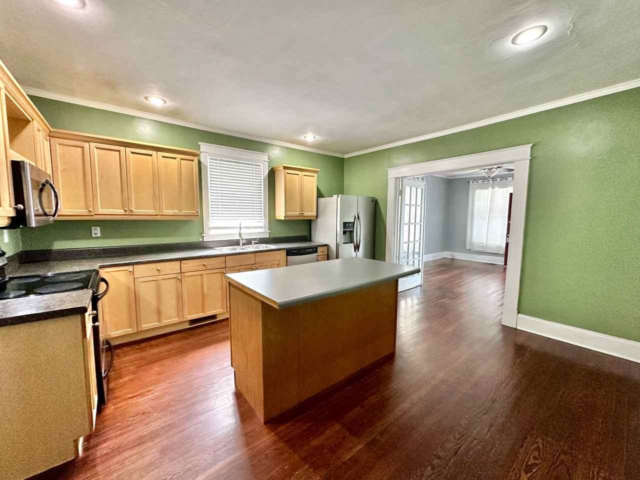 819 Stockell St - Photo 7 of 25