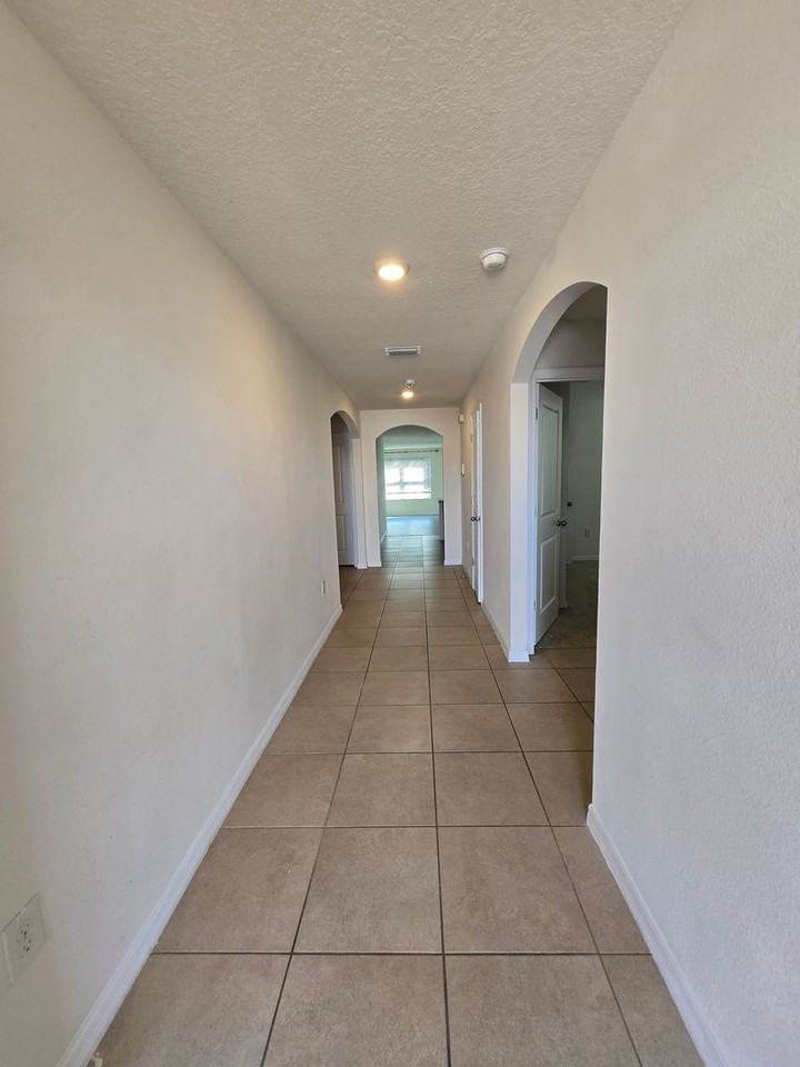 887 Nw 250th Dr - Photo 2 of 42