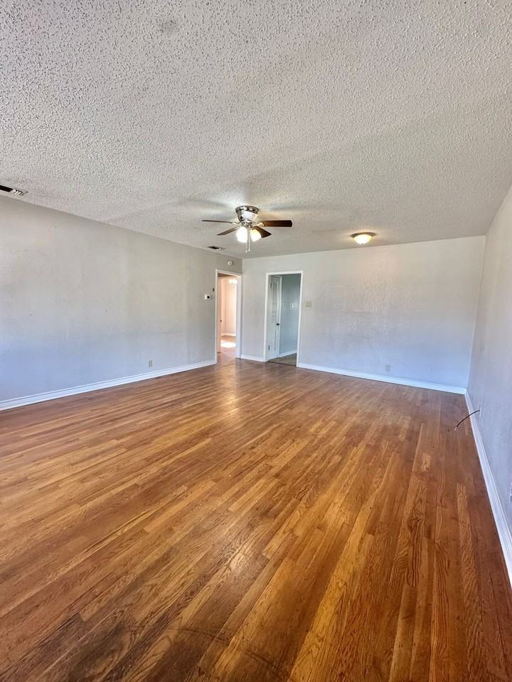 1521 Kenwood Dr - Photo 4 of 12