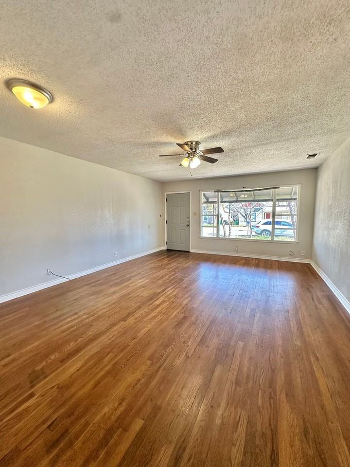1521 Kenwood Dr - Photo 5 of 12