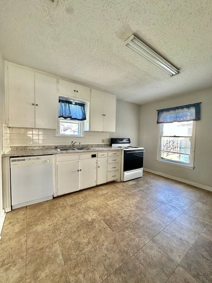 1521 Kenwood Dr - Photo 6 of 12