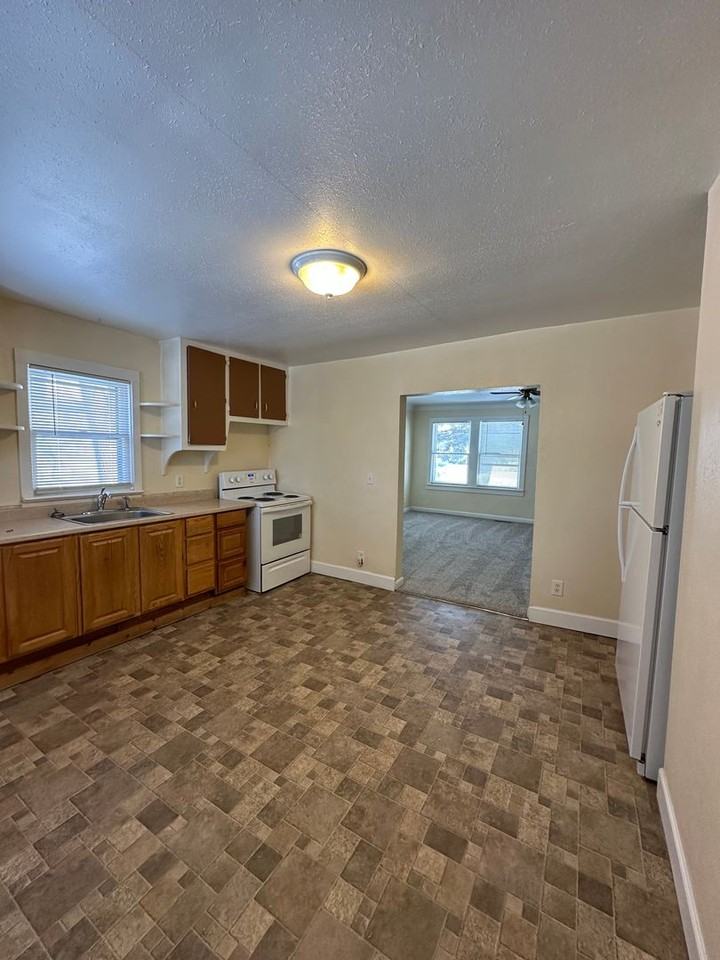 140 Washington St - Photo 3 of 17