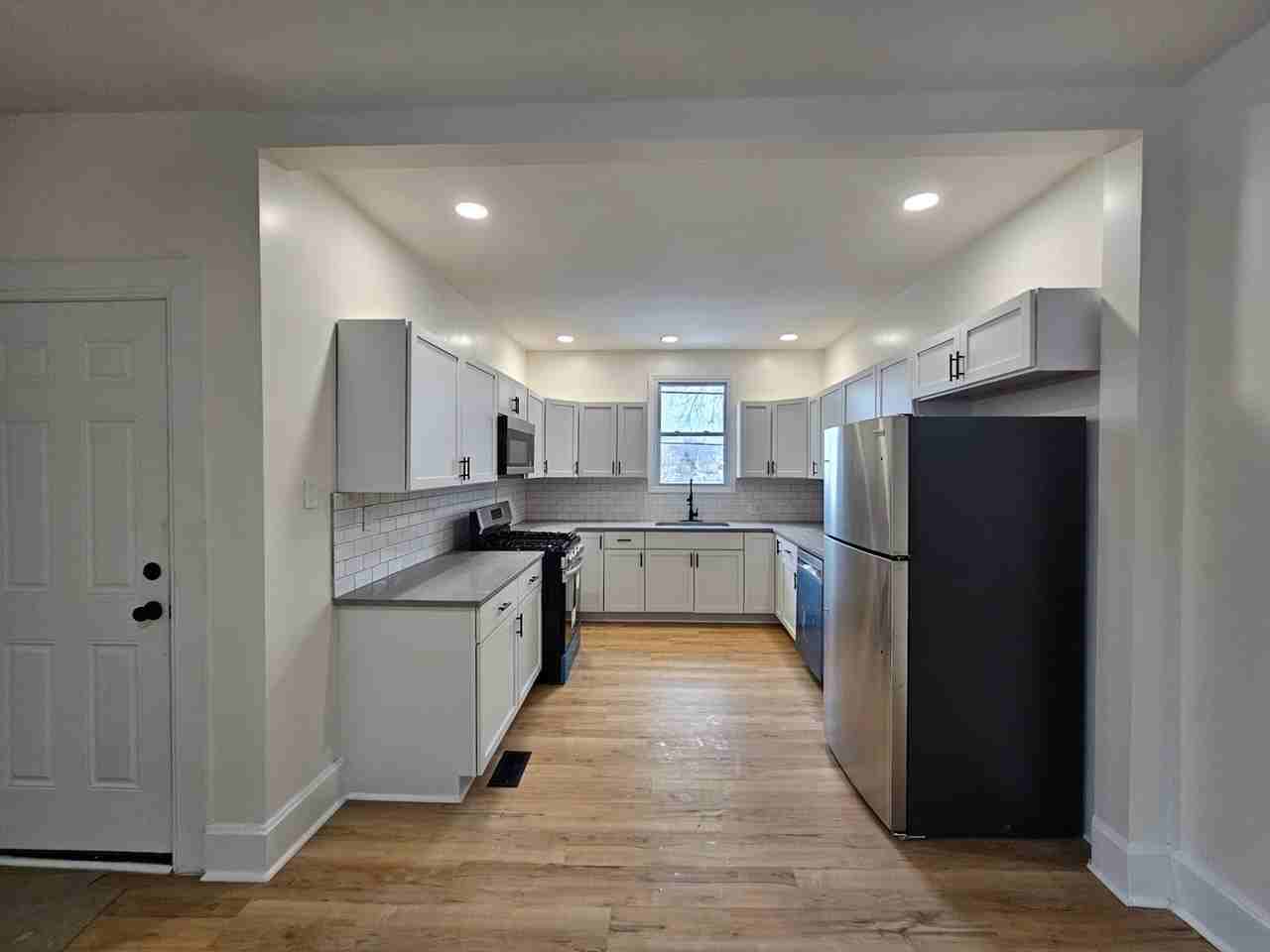 14 Leslie St - Photo 2 of 17