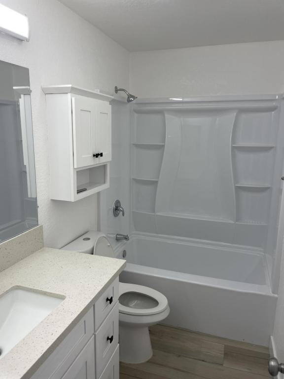 187 E 18th St - Photo 3 of 10