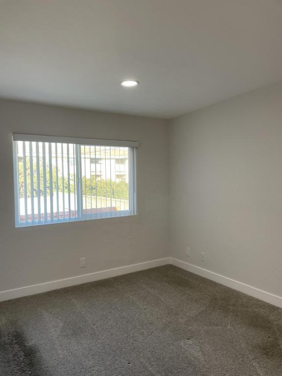 187 E 18th St - Photo 4 of 10