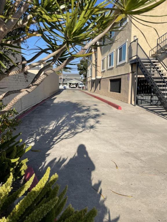 187 E 18th St - Photo 7 of 10