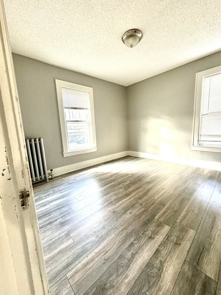 1653 Northampton St - Photo 3 of 11