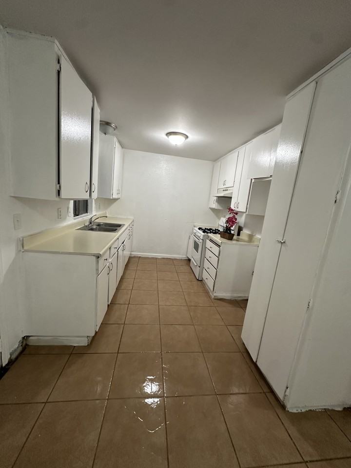 1105 Roselawn Ave - Photo 3 of 10