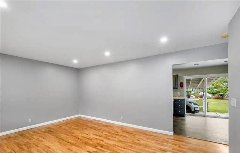 2147 Yellowstone Ave - Photo 2 of 10