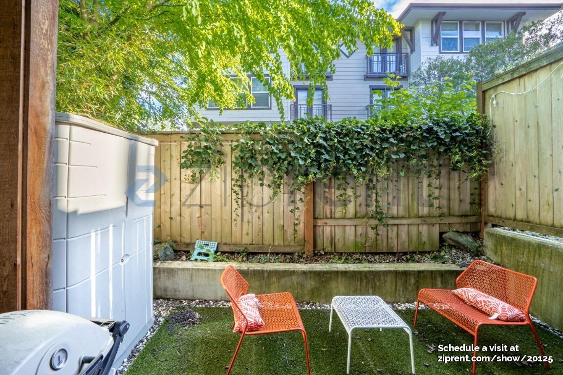 215 24th Ave E #D - Photo 3 of 21