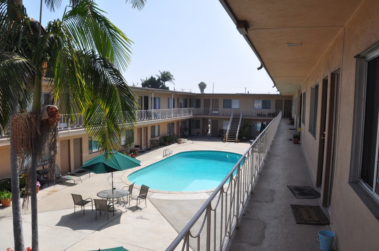 Royal Palms Apartments - Photo 5 of 10