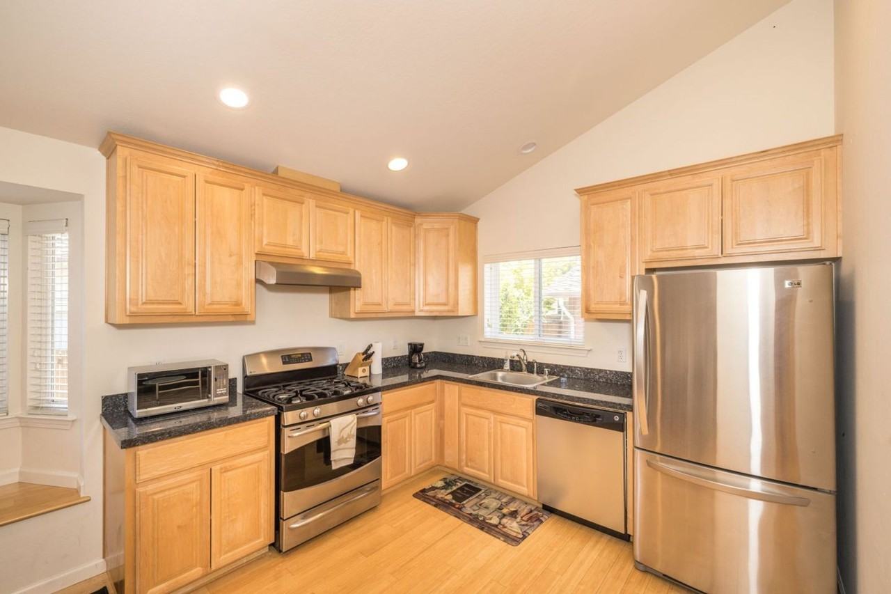882 Colorado Ave - Photo 3 of 9