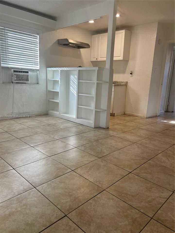 13 Nw 27th Ave #A - Photo 3 of 7