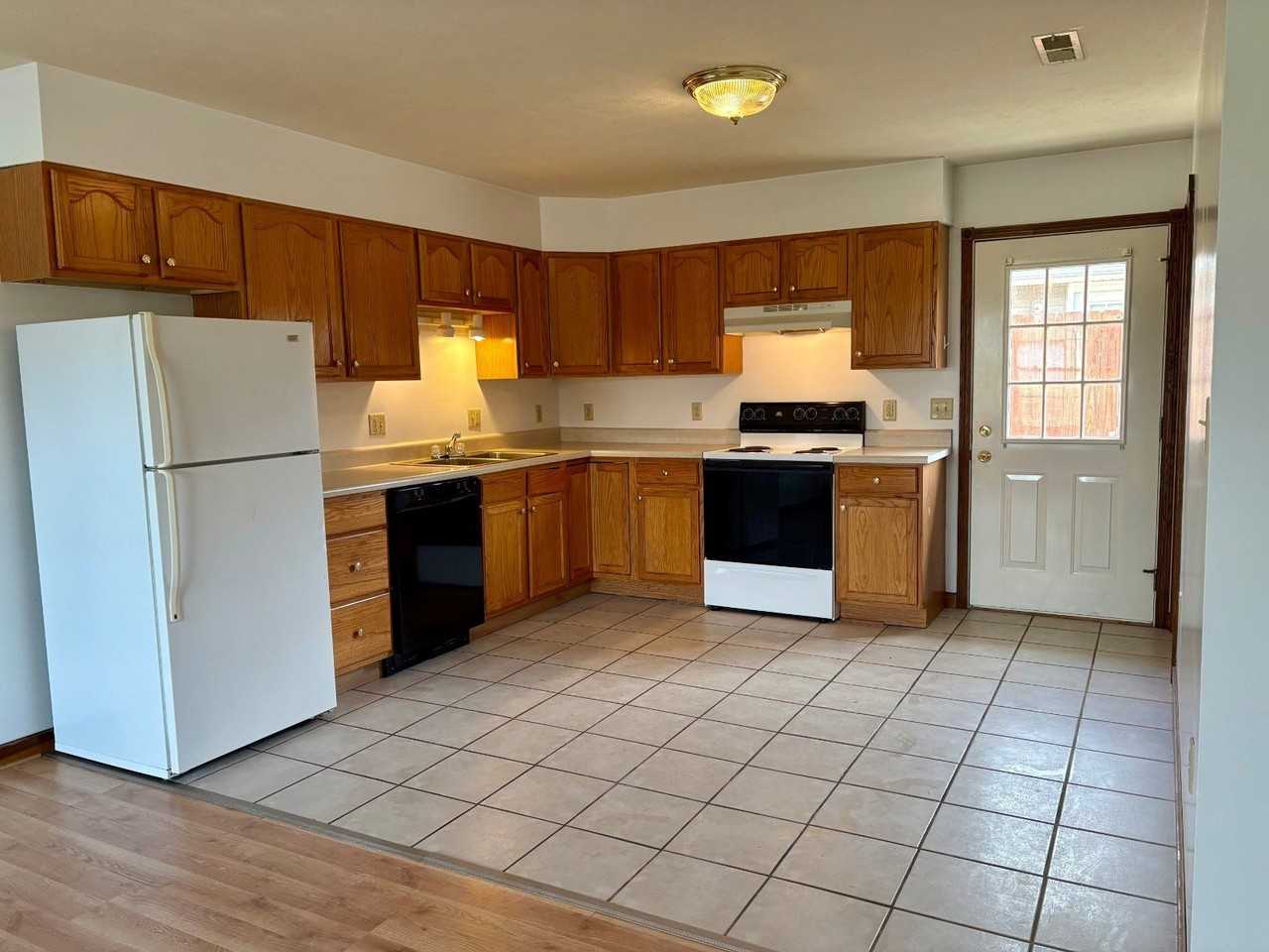 736 20th St - Photo 4 of 12