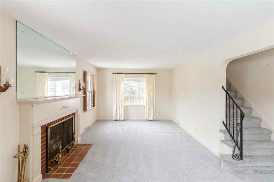 569 Barry Rd - Photo 5 of 31