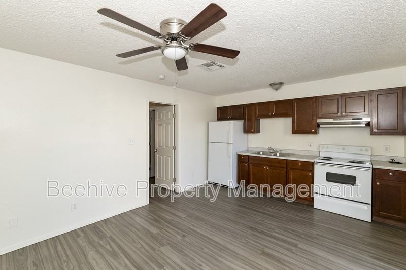 1502 E Adams St #2 - Photo 3 of 11