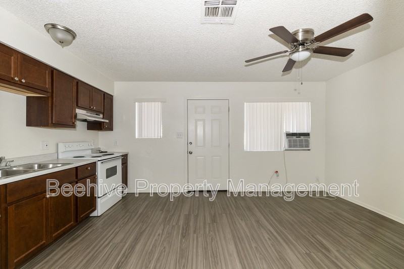 1502 E Adams St #2 - Photo 4 of 11