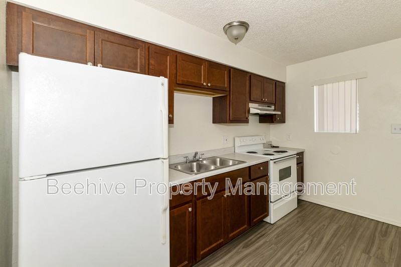 1502 E Adams St #2 - Photo 5 of 11