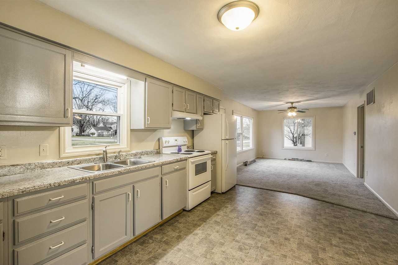 401 W Clinton St - Photo 2 of 16