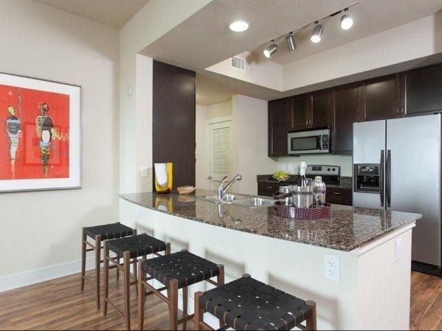 47 Rainey St - Photo 4 of 17