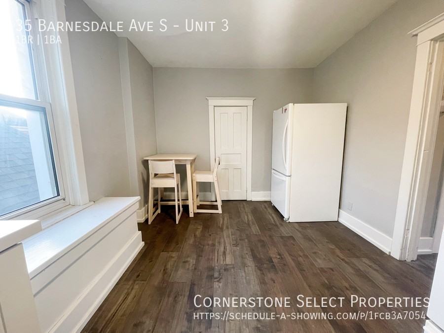35 Barnesdale Ave S #3 - Photo 2 of 12