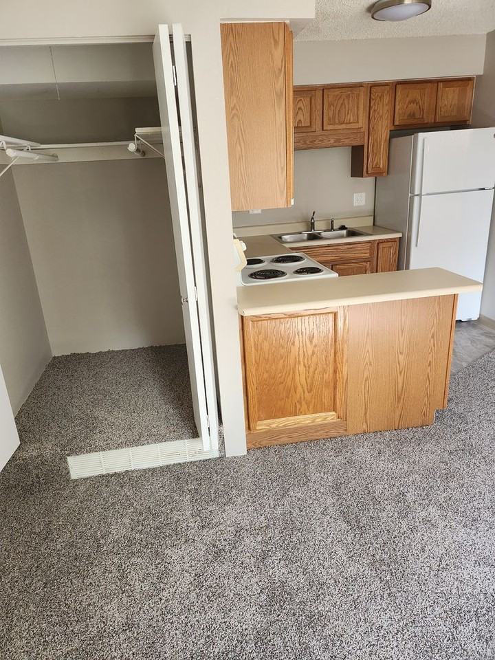 Pleasant Court Apartments - Photo 5 of 19