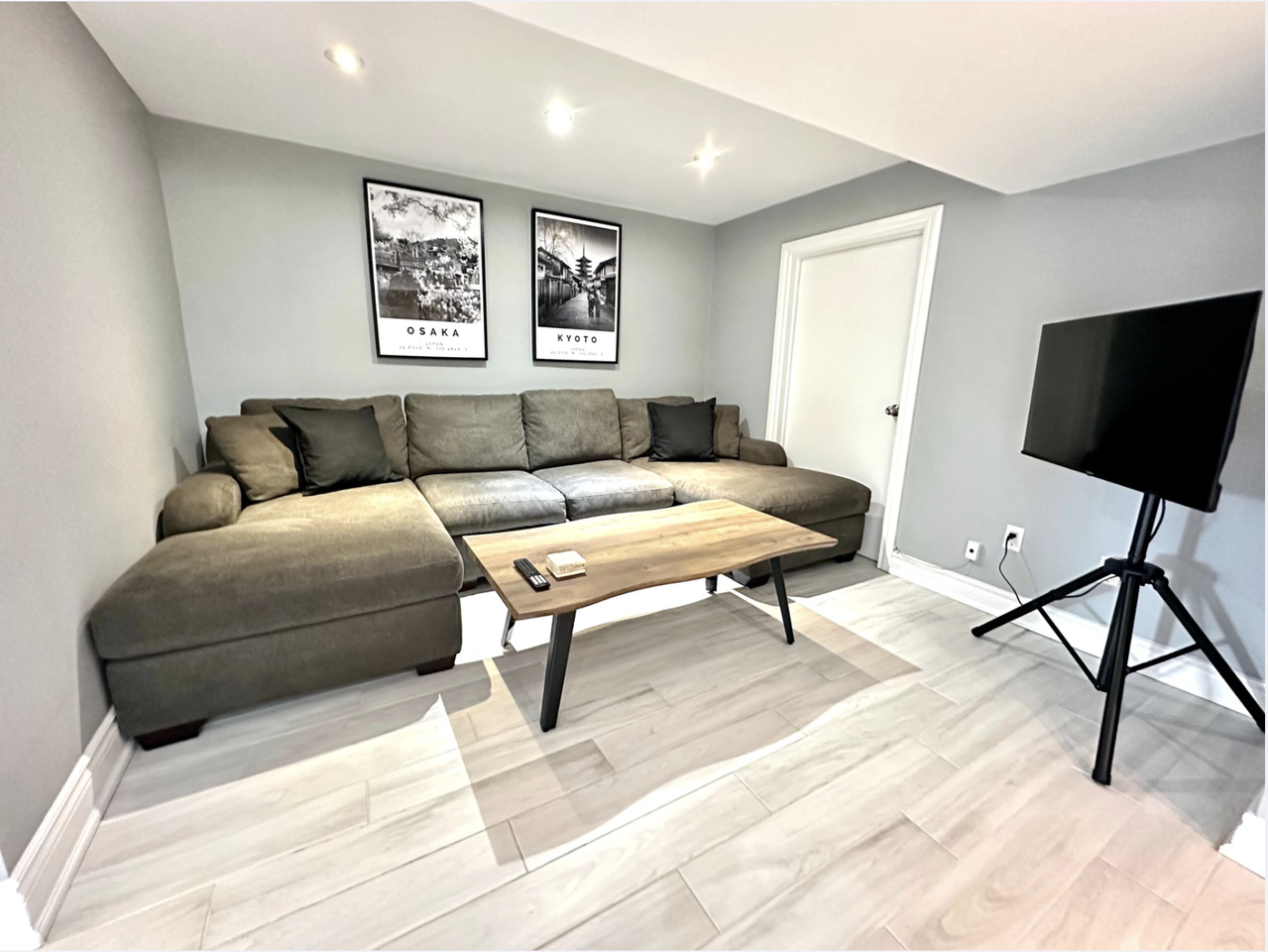 1255 Alexandra Avenue - Photo 3 of 33