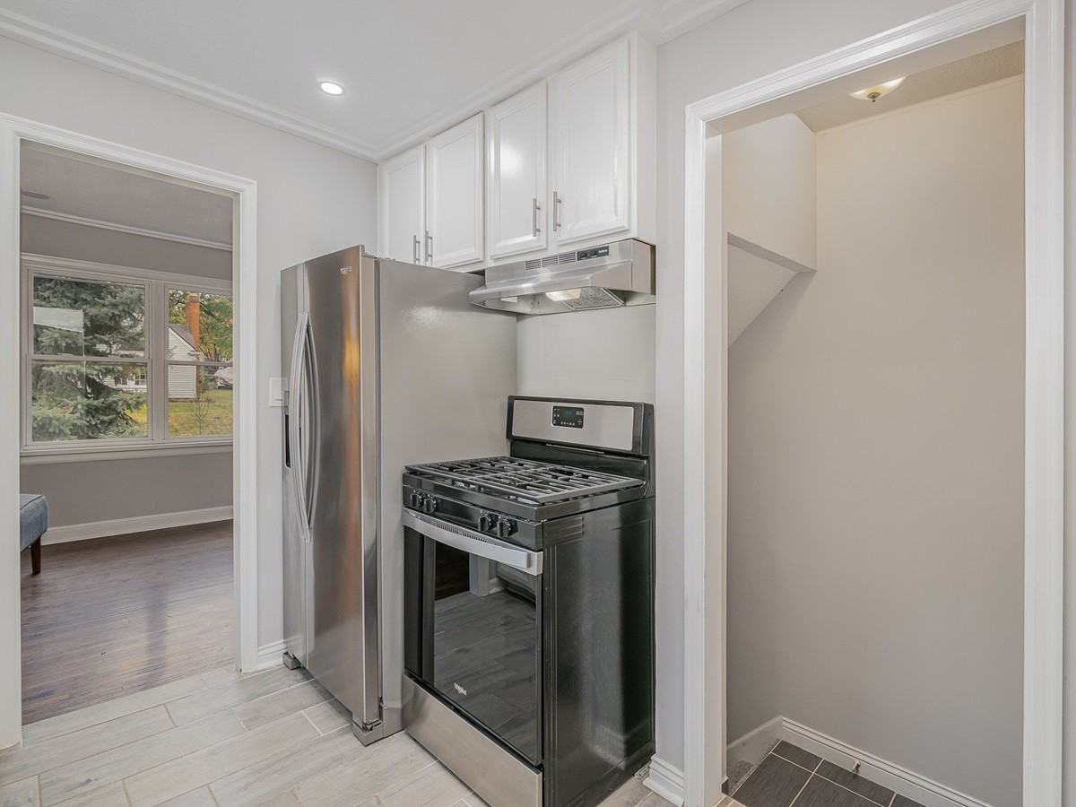 2708 Webster Avenue South - Photo 3 of 18