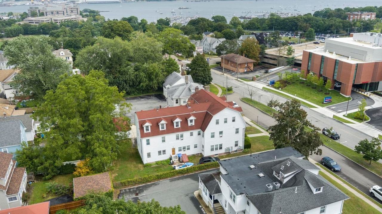 Nice and quiet apartments in New London - Photo 3 of 23