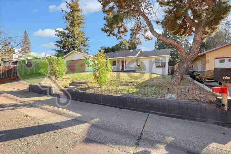 9338 Elm Ave - Photo 3 of 38