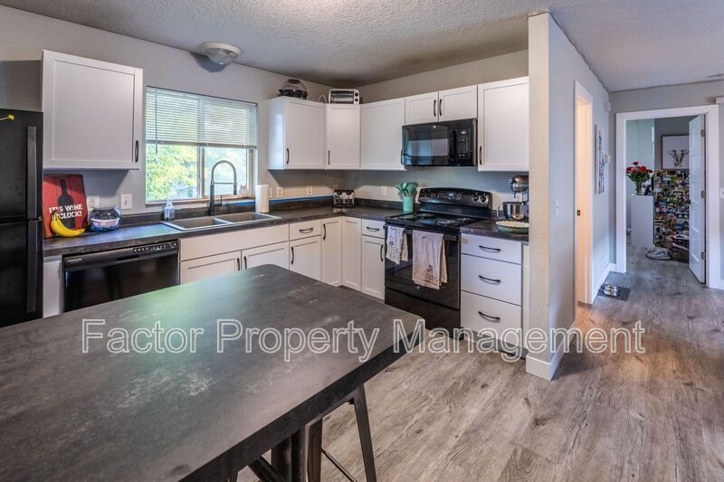 1310 Warren St #5 - Photo 4 of 16