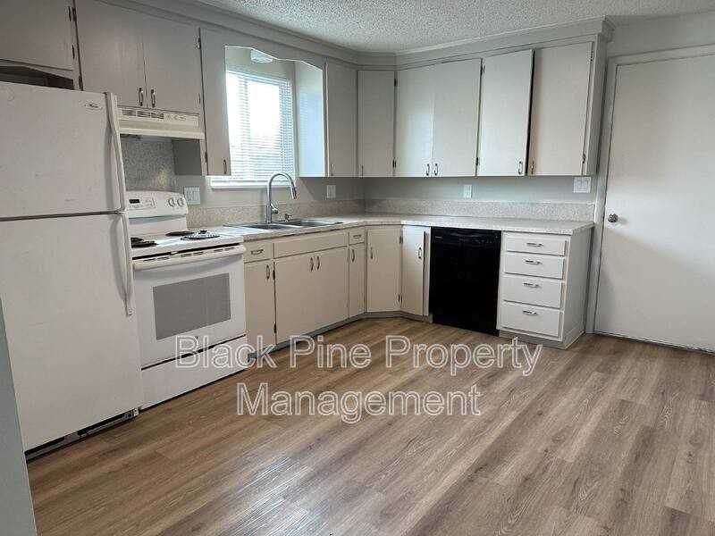 137 Davis Ave #E - Photo 3 of 13