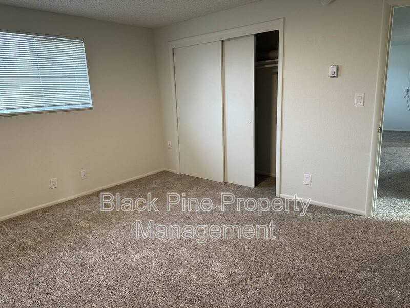 137 Davis Ave #E - Photo 4 of 13