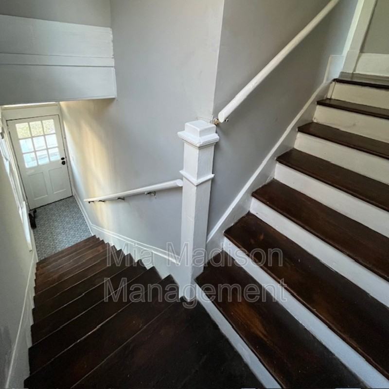 1203 1/2 E Henry St - Photo 3 of 27