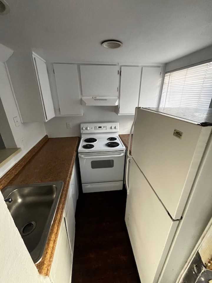 Great Neighborhood , Beautiful townhome !! - Photo 7 of 32