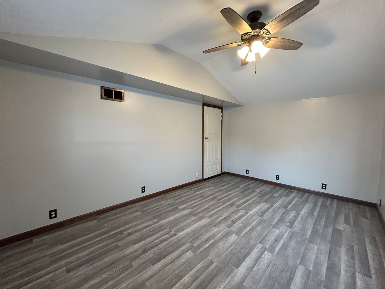 360 Parkway St - Photo 5 of 13