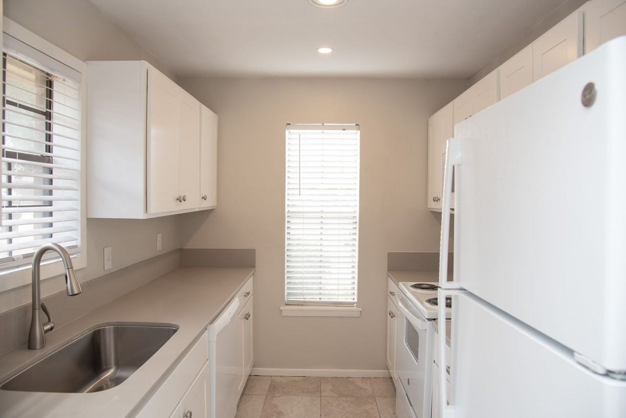 811 San Saba Dr - Photo 3 of 8