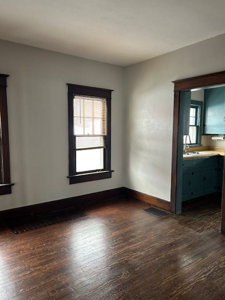 1120 Holly Ave - Photo 5 of 34