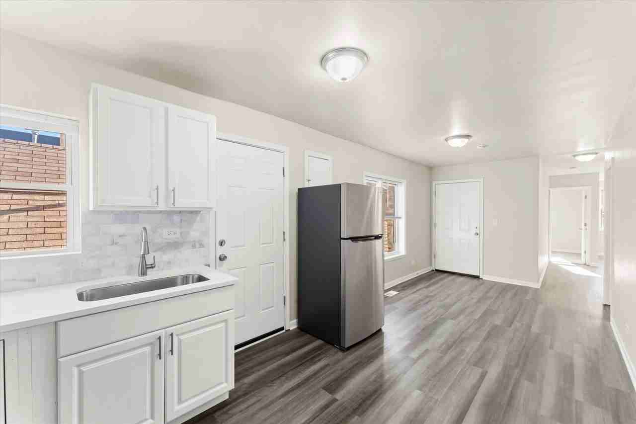 2152 West 21st Street - Photo 3 of 19