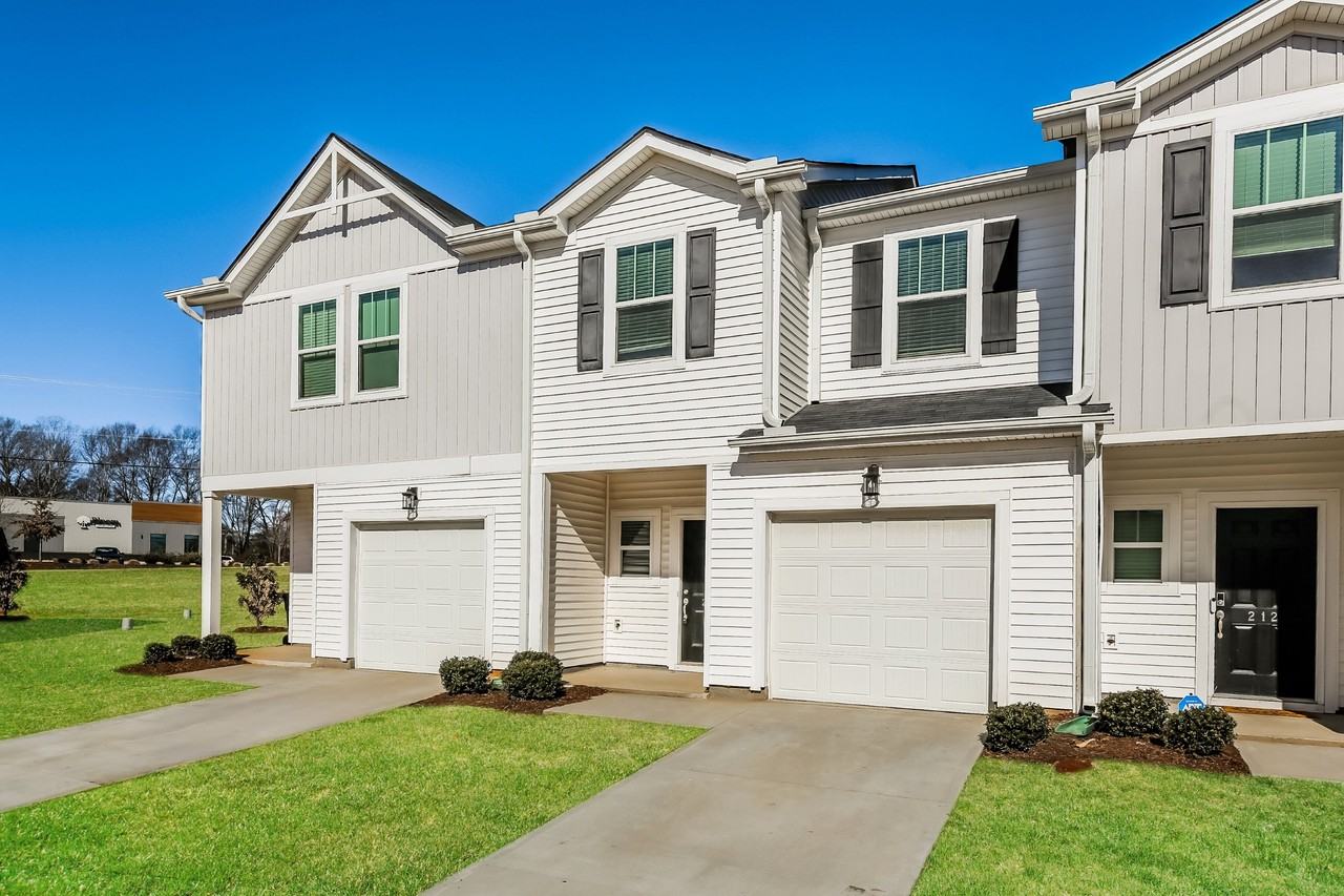 214 Telford Dr - Photo 2 of 18