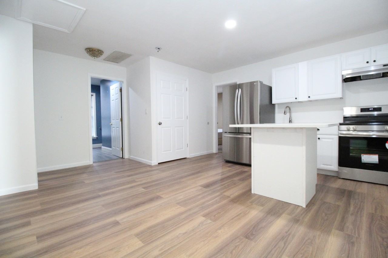 320 Abbington Ct - Photo 3 of 10