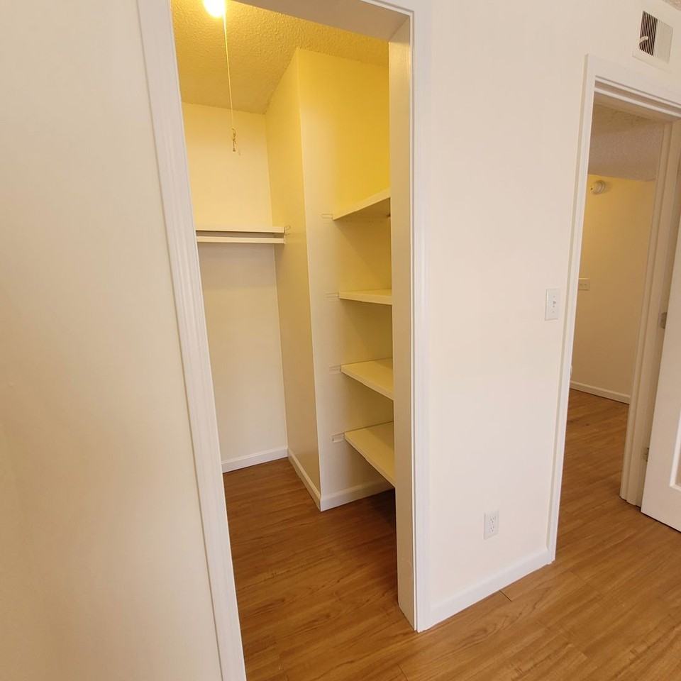 Vintage Apartments - Photo 7 of 28