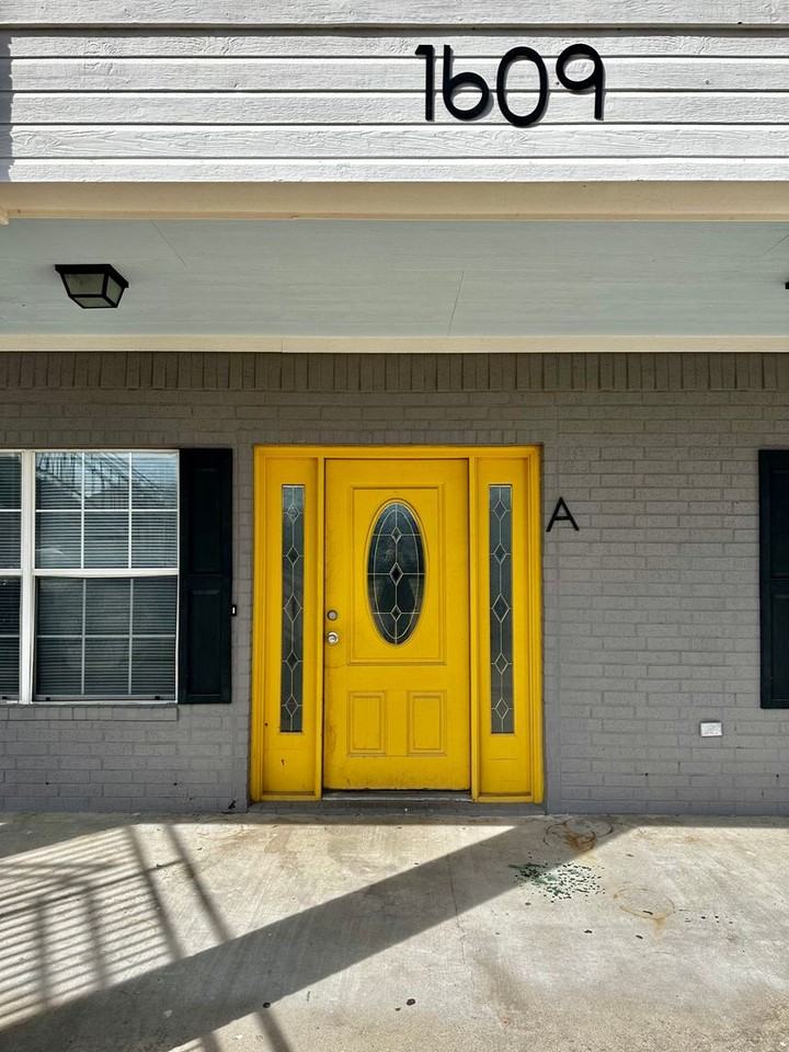 Spacious 4/4 Duplex Minutes from Campus! - Photo 2 of 29