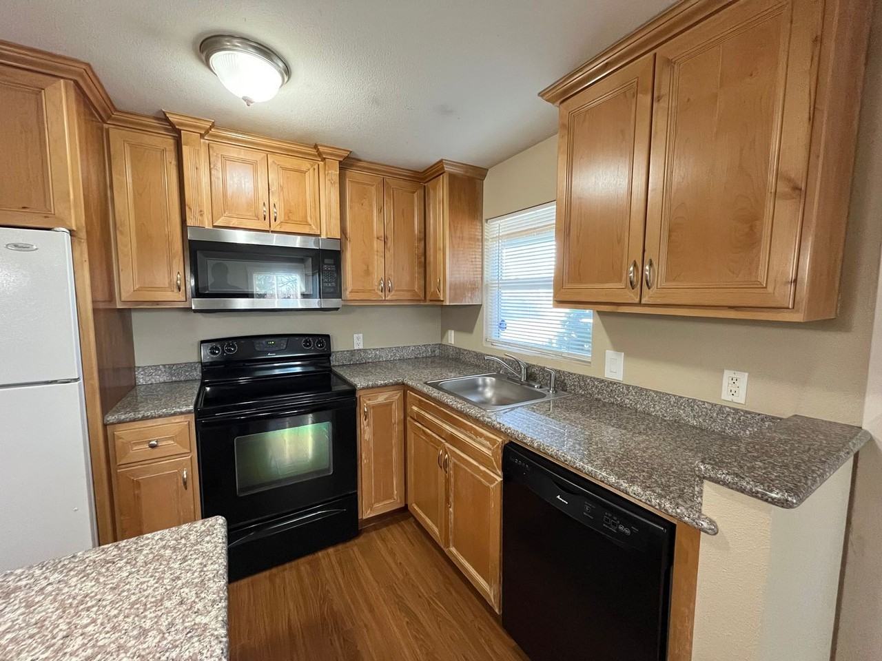 10434 Ne Wygant St - Photo 4 of 35